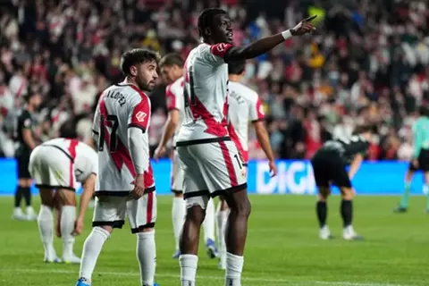 الدوري الإسباني.. رايو يُبقي إلتشي قريبا من منطقة الخطر